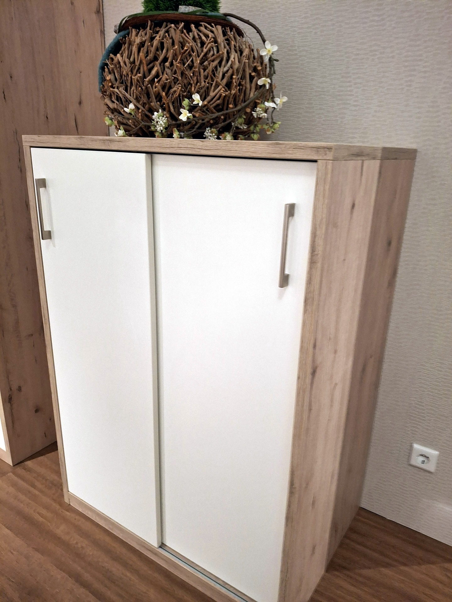 Schiebetürenhighboard mit Kleiderstange