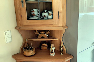 Schößwender Eckechtholzanrichte